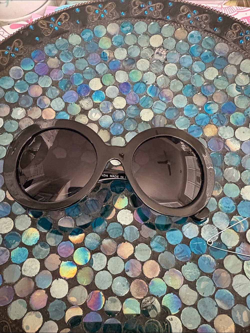 Black Round Women's Sunglasses - Classic Fashion Accessory